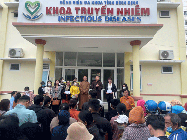 Ban Từ thiện xã hội Phật giáo tỉnh Bình Định hỗ trợ bệnh nhân nghèo.
